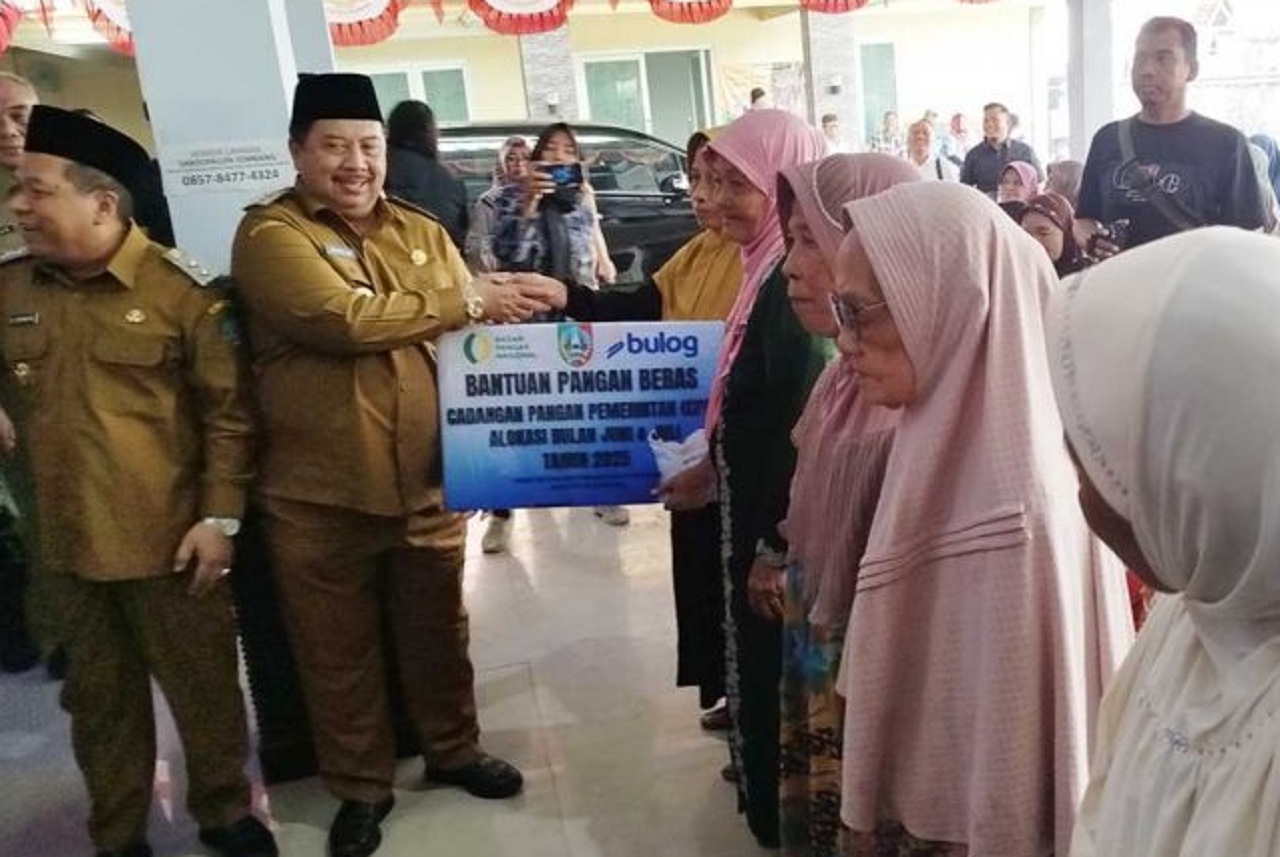 Pemkab Jombang saat menyerahkan bantuan beras kepada warga Desa Kali Kejambon secara simbolis di Balai Desa Kali Kejambon, Tembelang, Jombang. SP/ JBG