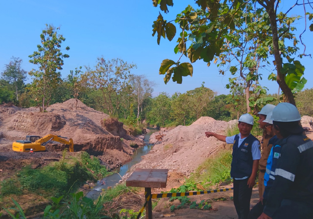 Petugas DPUPR dan rekanan memantau pekerjaan pembangunan jaringan irigasi Sungai Kaligede di Desa Tulung, Saradan. SP/ MDN