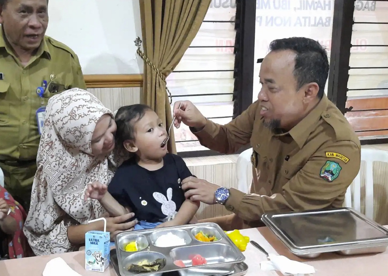 Wakil Bupati Magetan Suyatni Priasmoro dalam kegiatan program Makan Bergizi Gratis (MBG) menyuapi balita. SP/ MDN