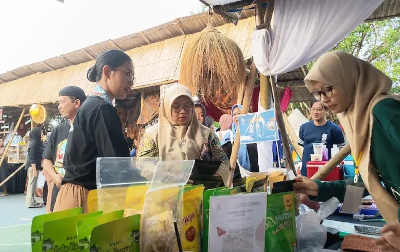 Pasar Krempyeng hadir di Festival Ronthek Pacitan 2025, diserbu ratusan pengunjung. SP/ PCT
