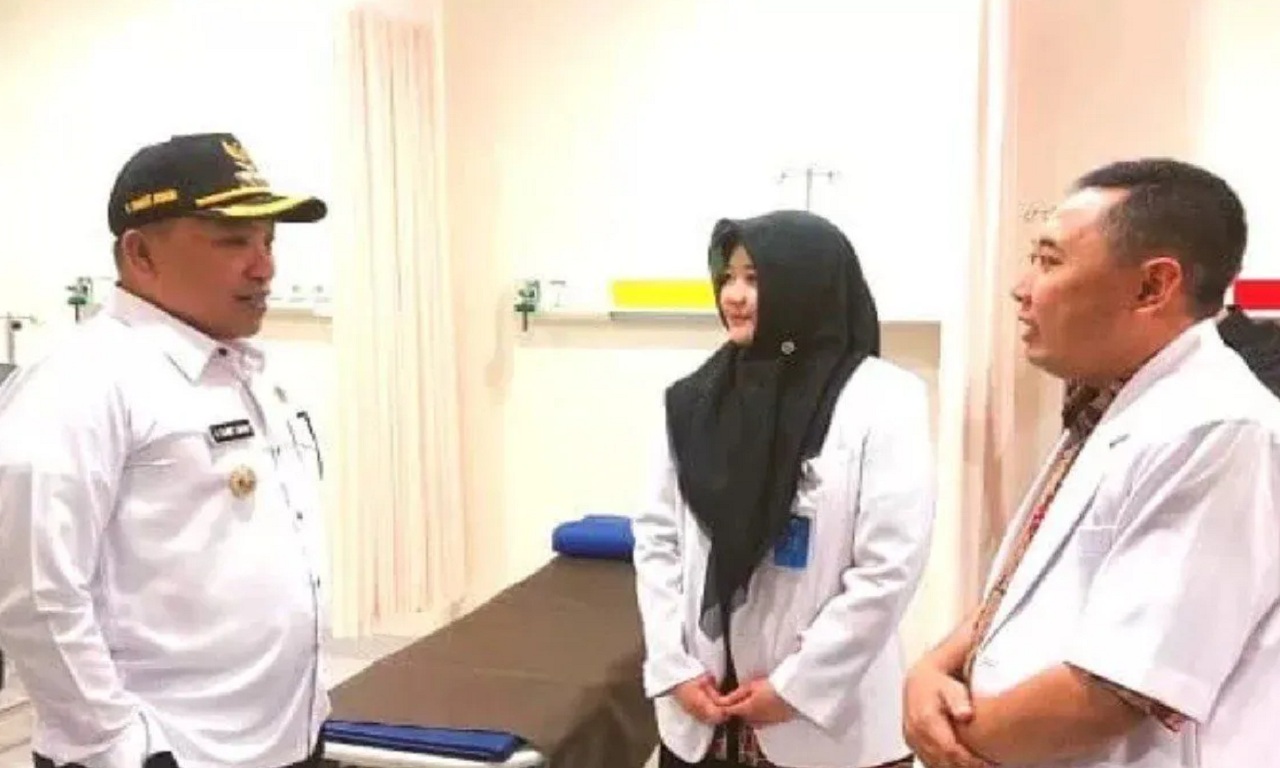 Bupati Sampang Slamet Junaidi saat meninjau layanan kesehatan di salah satu fasilitas kesehatan di Kabupaten Sampang. SP/ SMP