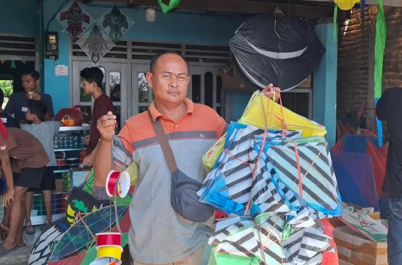 Salah satu pembeli saat memilih layang-layang. SP/ SDA