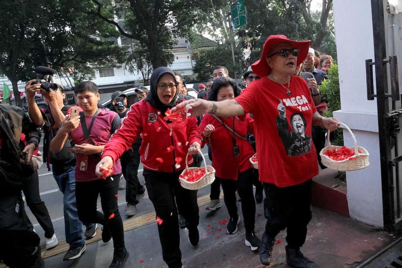 Ketua DPP Partai Demokrasi Indonesia Perjuangan (PDIP), Ribka Tjiptaning, memimpin prosesi tabur bunga di kantor DPP PDIP, Diponegoro, Jakarta, Minggu (27/7/2025).