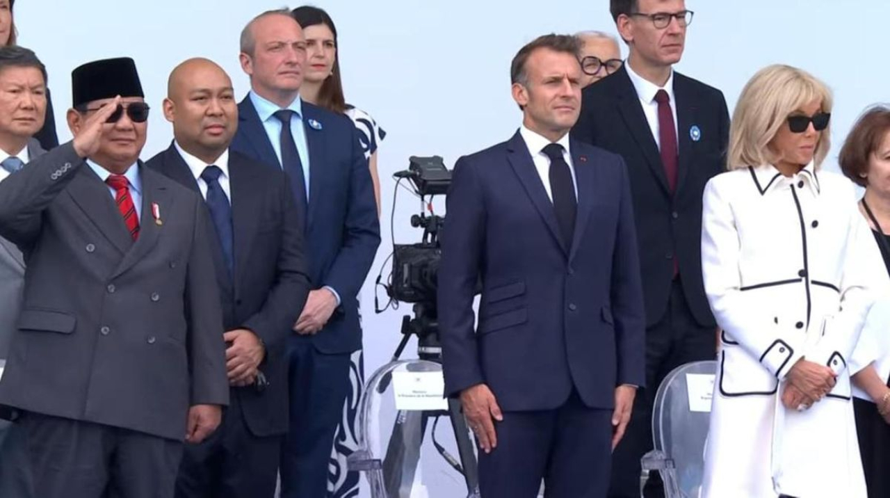 Momen saat aksi prajurit TNI ditunjuk sebagai pembuka dan memimpin Defile Bastille Day di kawasan Avenue des Champs-Elysees, Paris Prancis.