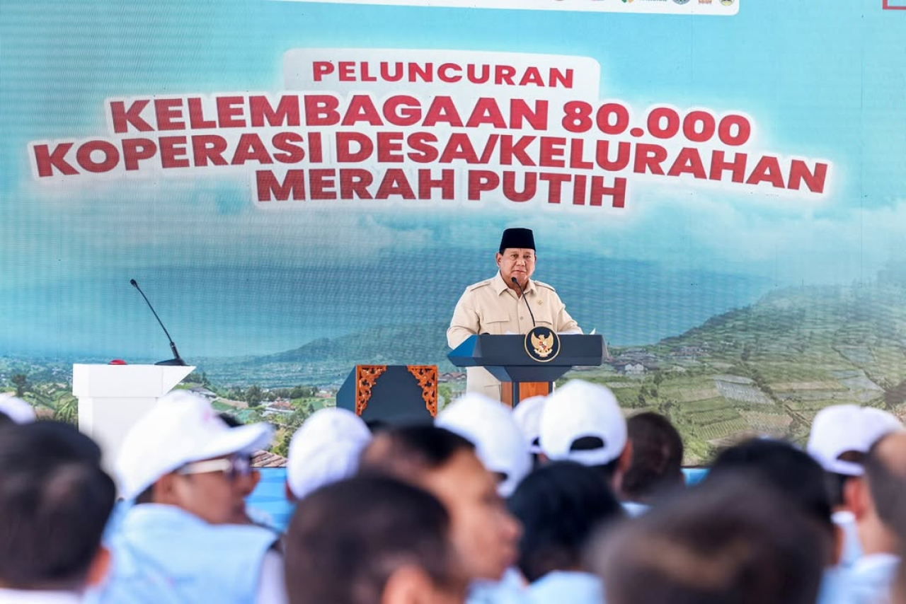 Prabowo Subianto saat meluncurkan kelembagan 80 ribu Koperasi Desa/Kelurahan Merah Putih salah satunya meninjau produksi beras.