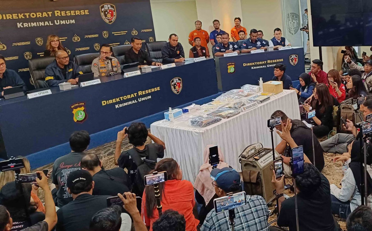 Ditreskrimum Polda Metro Jaya mengumumkan hasil penyelidikan dan penyidikan kasus kematian Arya Daru, Diplomat Muda Kementerian Luar Negeri. Dalam proses penyelidikan, Polri menggunakan metode crime sciientific investigation.