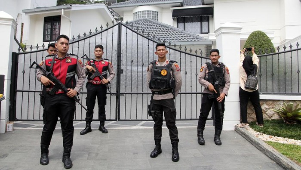 KPK menggeledah rumah Kadis PUPR Sumut usai OTT dugaan korupsi proyek jalan. Penggeledahan dilakukan di kompleks Royal Sumatera, Medan, Rabu (2/7/2025).