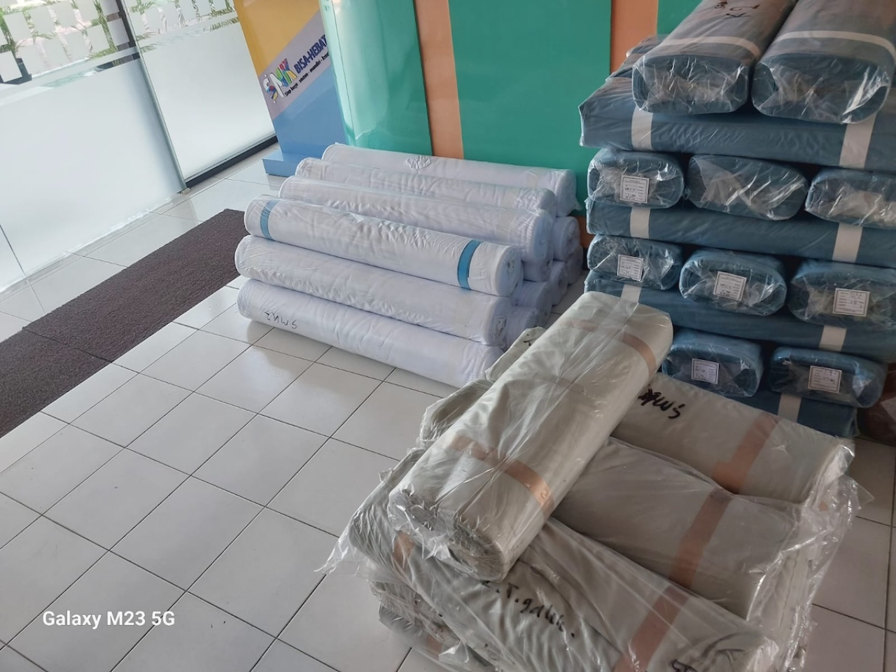 Kain seragam SMA/SMK Negeri yang di drop dari oknum orang Pemprov Jatim ditemukan di Trenggalek.