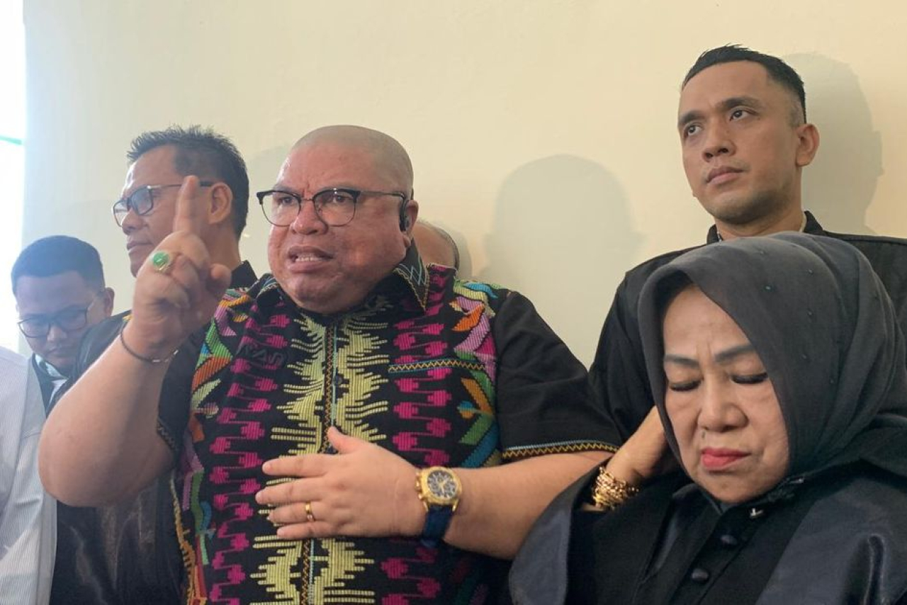 Ekspresi Razman Nasution usai menjalani sidang tuntutan dalam kasus pencemaran nama baik atas Hotman Paris