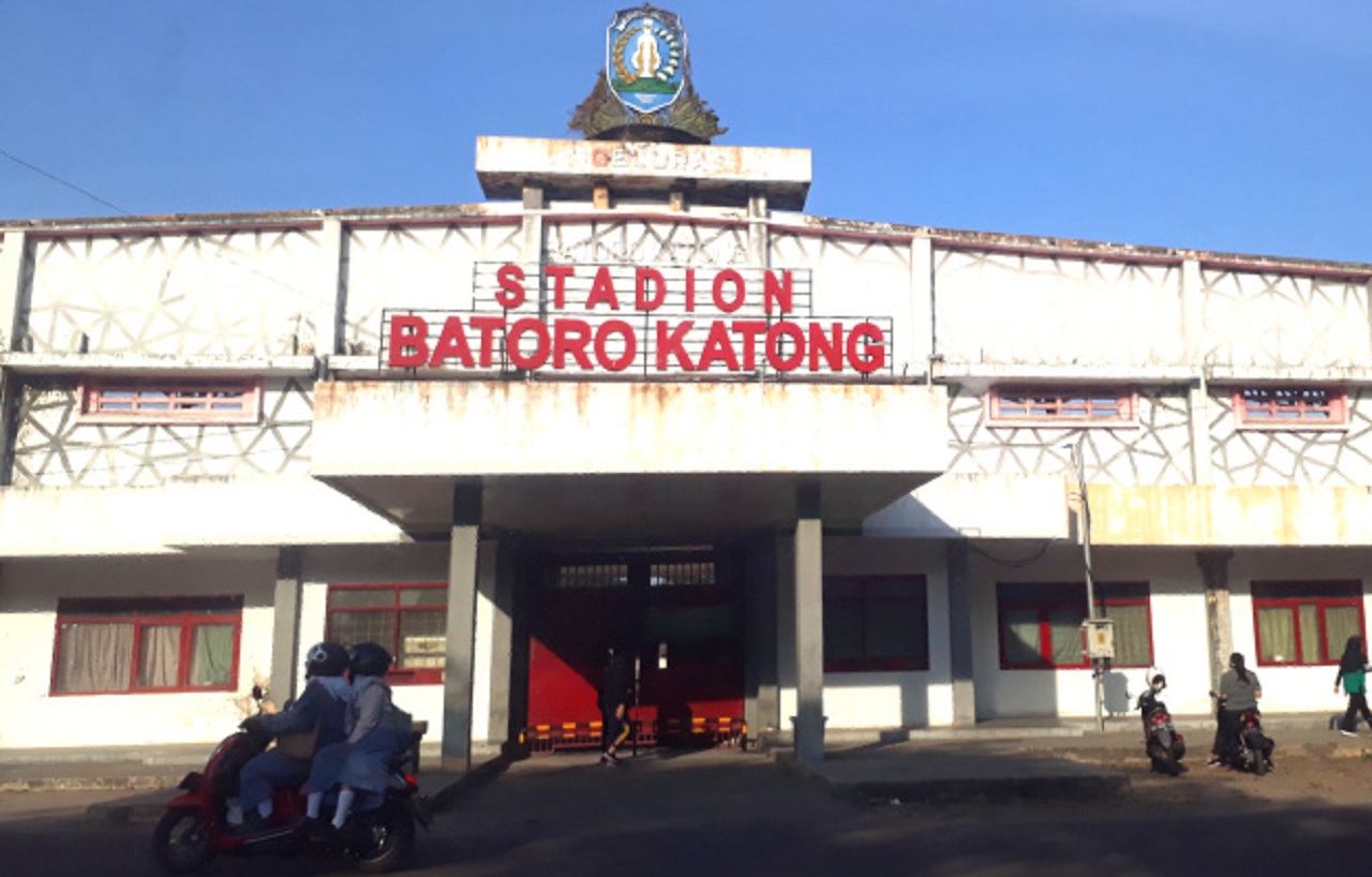 Penampakan dari depan Stadion Batoro Katong yang ditutup sementara karena perawatan berkala. SP/ PNG