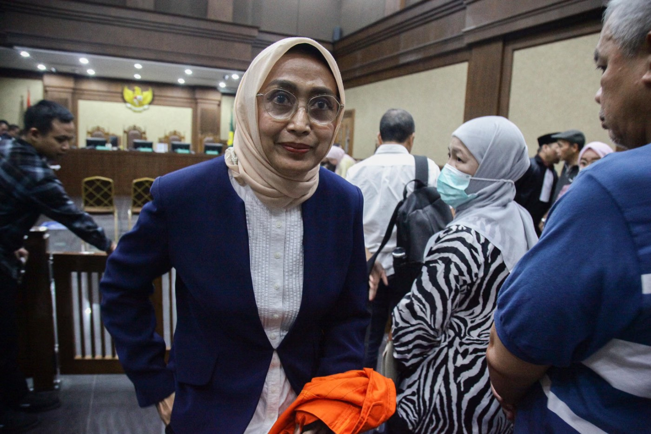 Ekspresi Ira Puspadewi, mantan Dirut PT ASDP Indonesia Ferry (Persero), saat menjalani sidang korupsi akuisisi saham PT JN senilai Rp 1,25 Triliun.