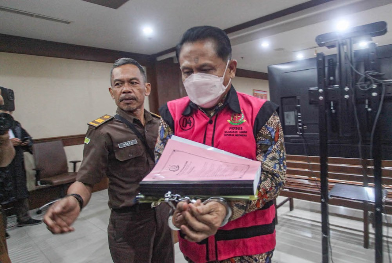 Ekspresi Rudi Suparmono, Eks Ketua PN Surabaya, usai menjalani sidang tuntutan gratifikasi dalam perkara Suap Vonis Bebas Ronald Tannur.