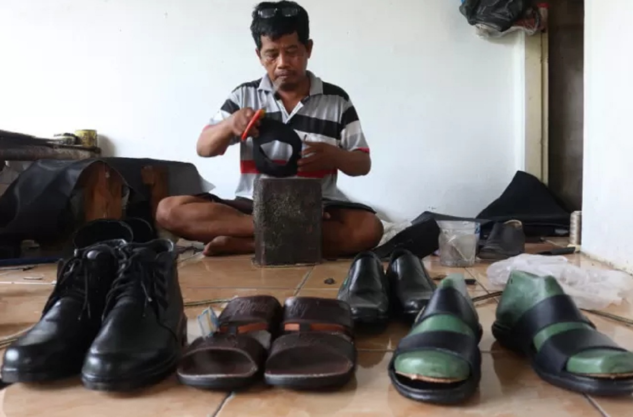 Usaha sepatu rumahan asal Jombang yang laris manis menjelang tahun ajaran baru. SP/ JBG
