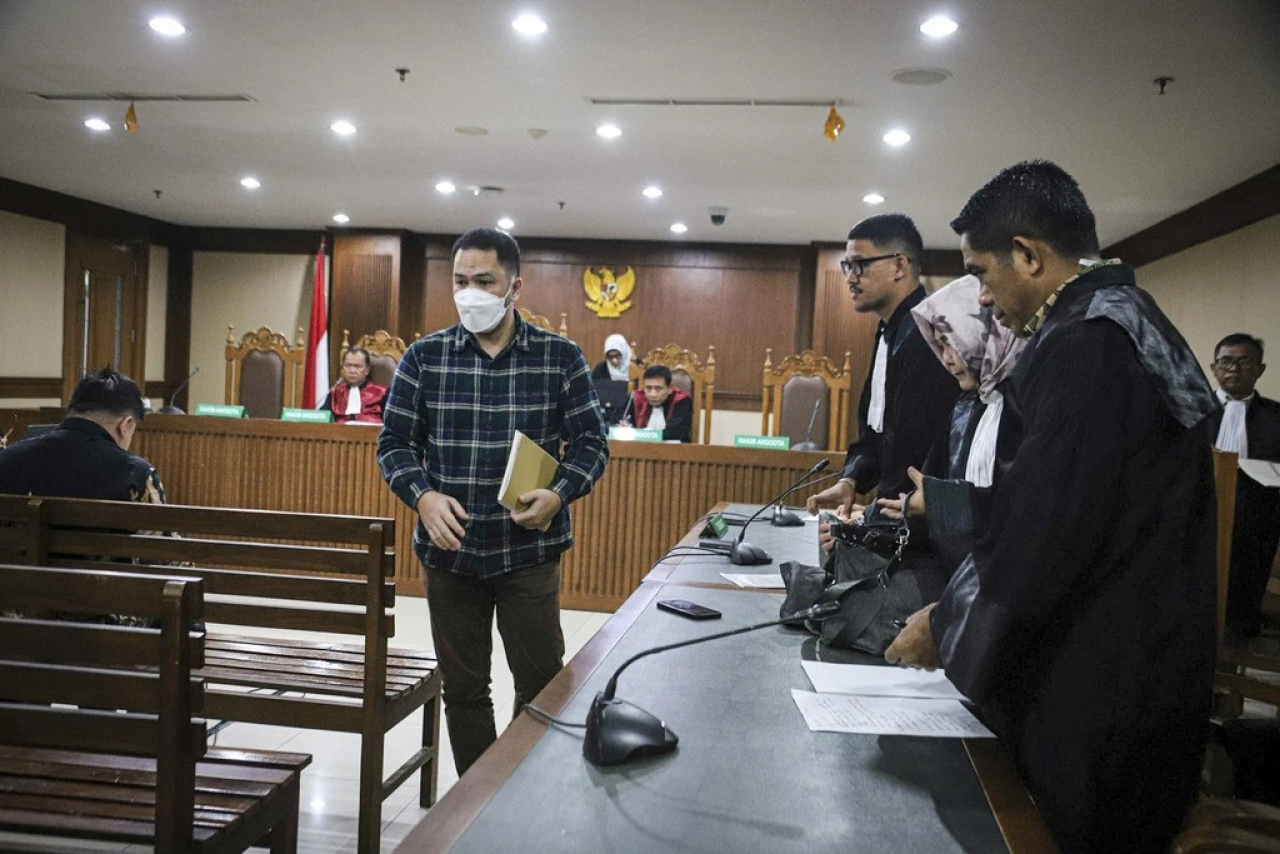 Mantan jaksa Kejaksaan Negeri Jakarta Barat, Azam Akhmad Akhsya, divonis 7 tahun penjara karena dinyatakan bersalah menyalahgunakan wewenang dengan menggelapkan barang bukti Rp 11,7 Miliar.