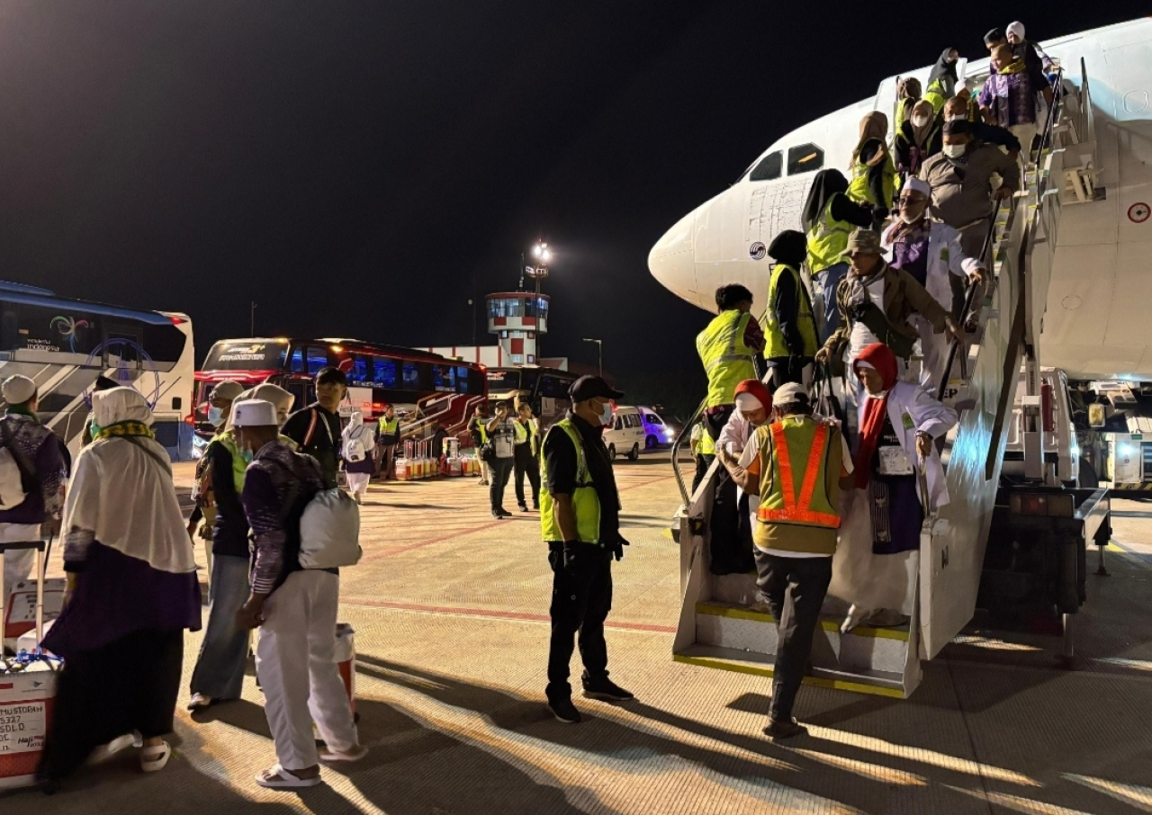 Momen para jamaah haji Indonesia saat tiba di Indonesia, usai menjalani ibadah Haji tahun 2025.