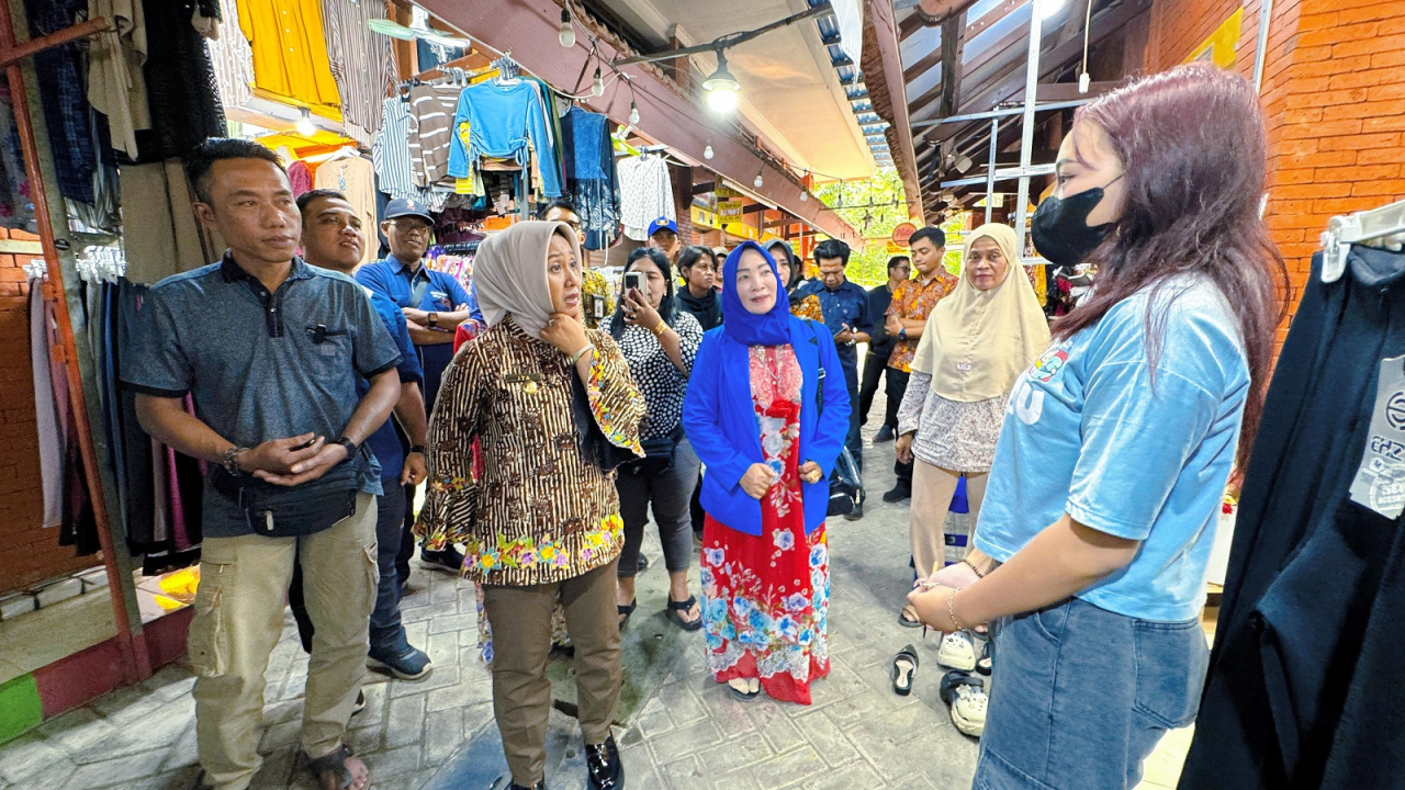 Wali Kota Ning ita saat agenda sambang ke pasar benpas dan dealer eka prima motor. SP/Dwy AS