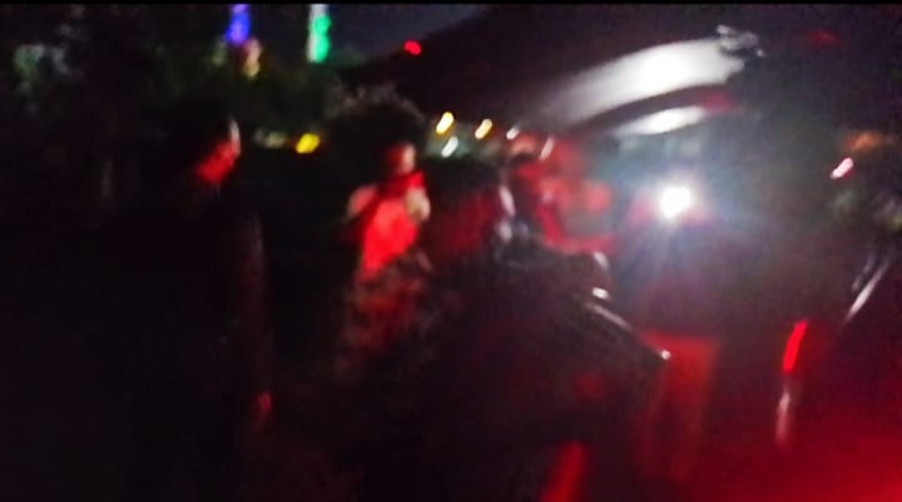 Penyidik KPK dibantu driver memasukan koper ke dalam mobil usai keluarga dari ruang Aula Gajah Mada lantai 7 Pemkab Lamongan. SP/MUHAJIRIN