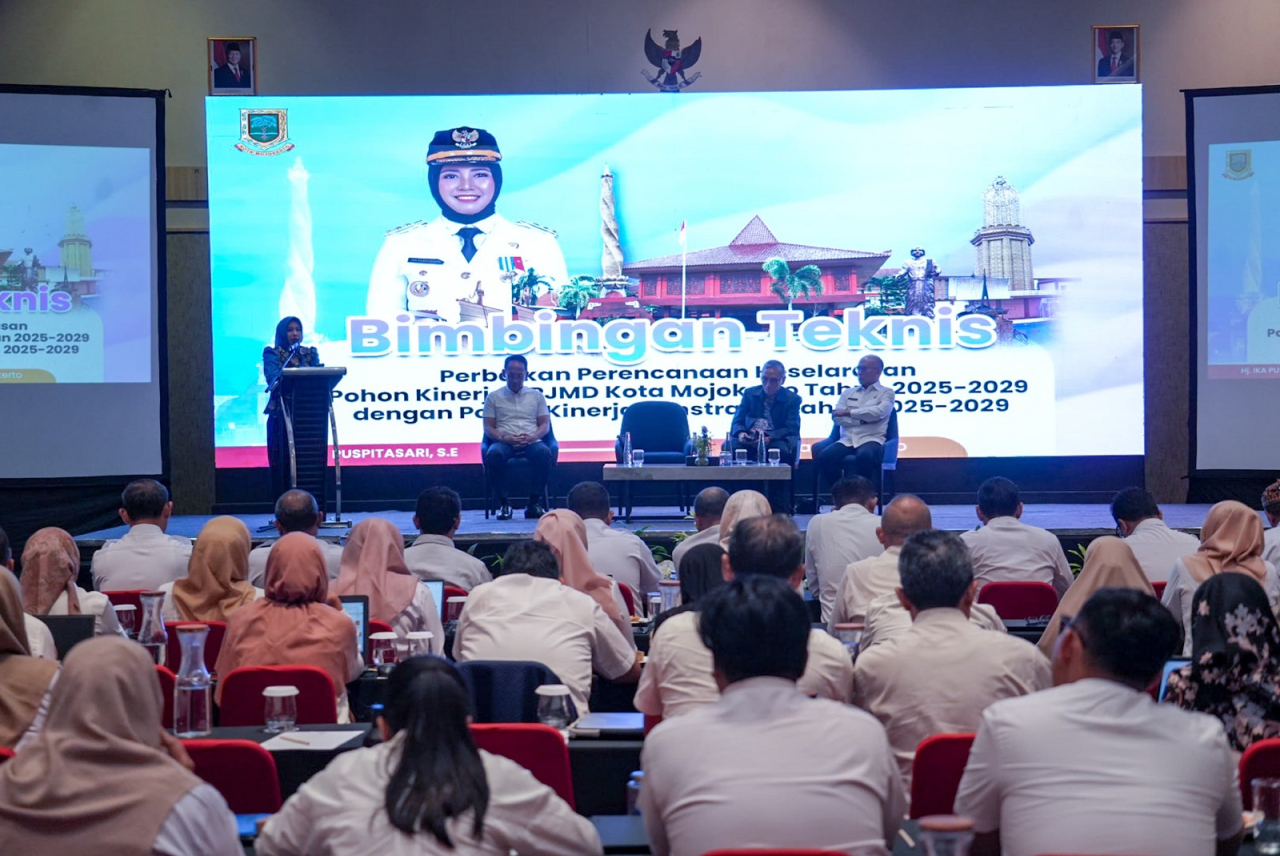 Wali Kota Ning Ita saat membuka bimtek perbaikan perencanaan (Keselarasan pohon kinerja RPJMD Kota Mojokerto tahun 2025-2029 dengan renstra perangkat daerah tahun 2025-2029) di Ballroom Hotel Novotel Surabaya, Rabu (9/7/2025).