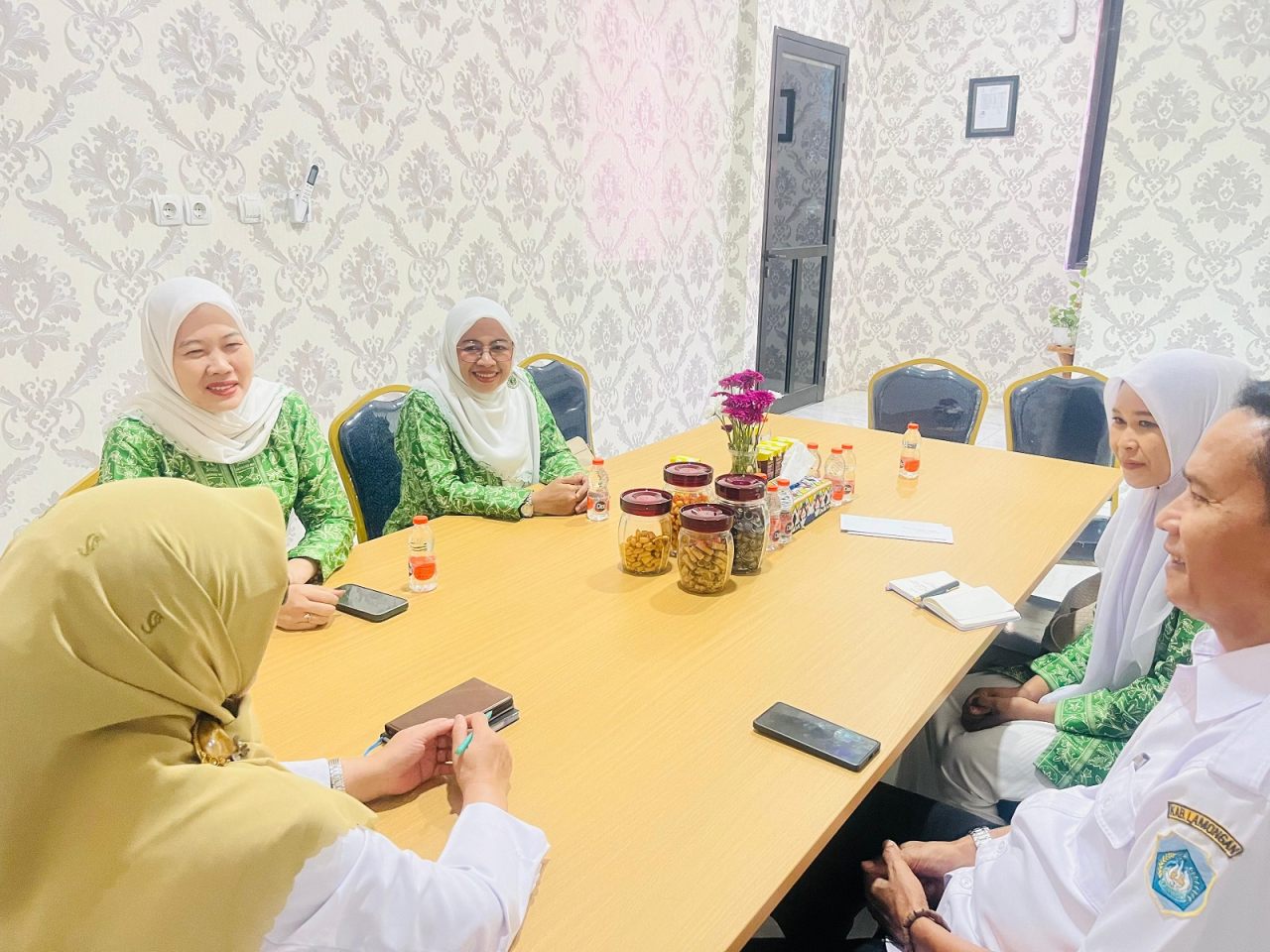 Jajaran Fatayat NU Lamongan saat menjalin komunikasi dengan DP3A daerah setempat. SP/MUHAJIRIN