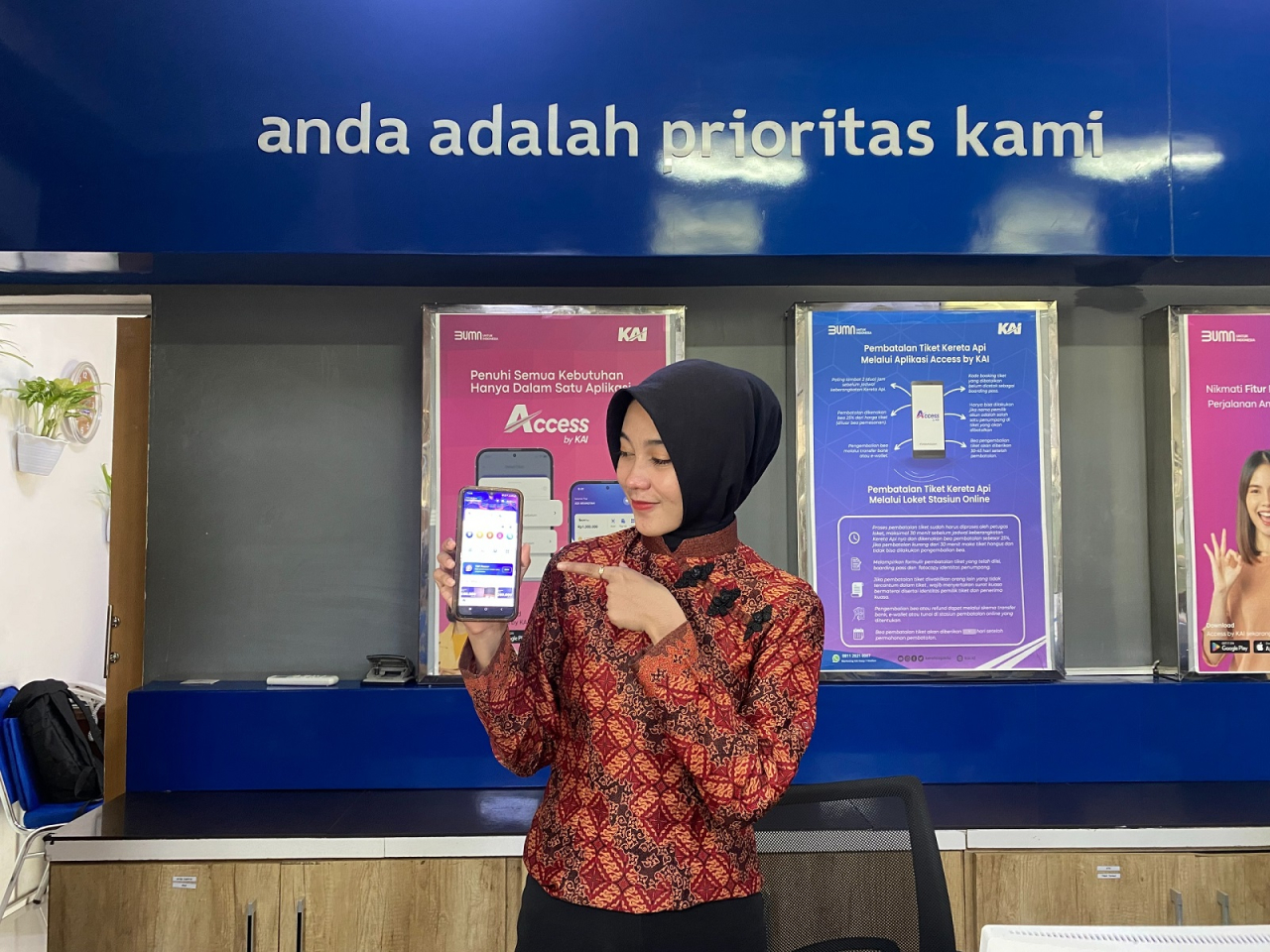 Petugas tunjukan tata cara untuk mempercepat pembelian tiket 30 menit. SP/Lestariono