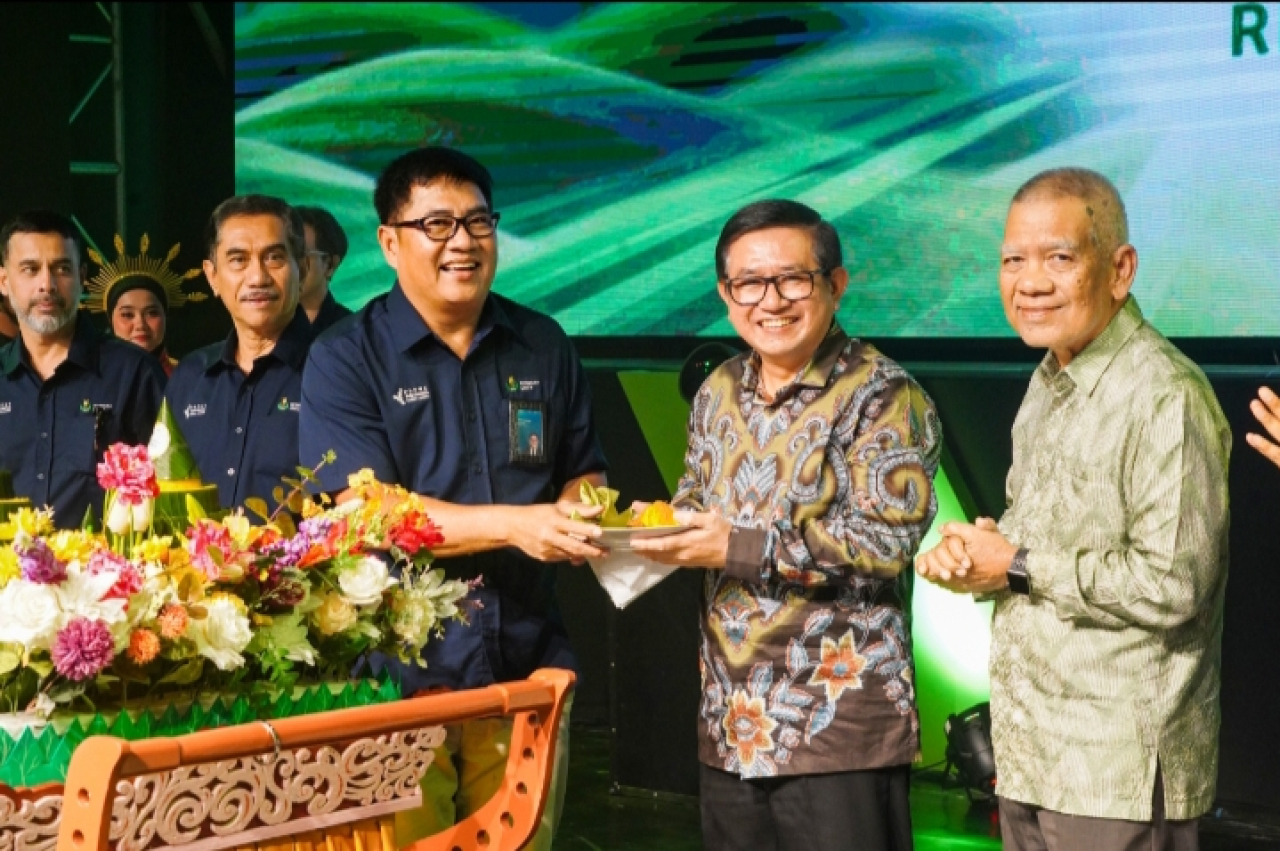 Direktur Utama PG Daconi Khotob dan Direktur Operasi PI Dwi Satriyo Annurogo saat seremoni peringatan Hari Ulang Tahun ke-53 Petrokimia Gresik. SP/M Aidid