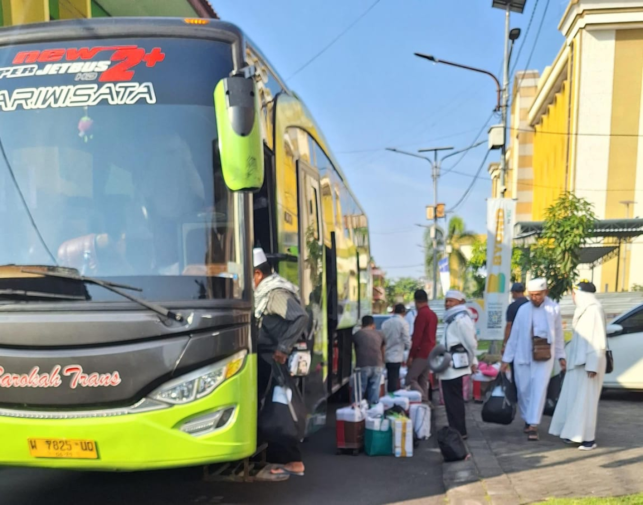 Setelah tertunda akibat erupsi Gunung Lewotobi, 22 jemaah haji asal Manggarai, NTT, bersama 4 petugas haji akhirnya bertolak pulang dari Surabaya menuju Labuan Bajo, Jumat (11/7/2025).
