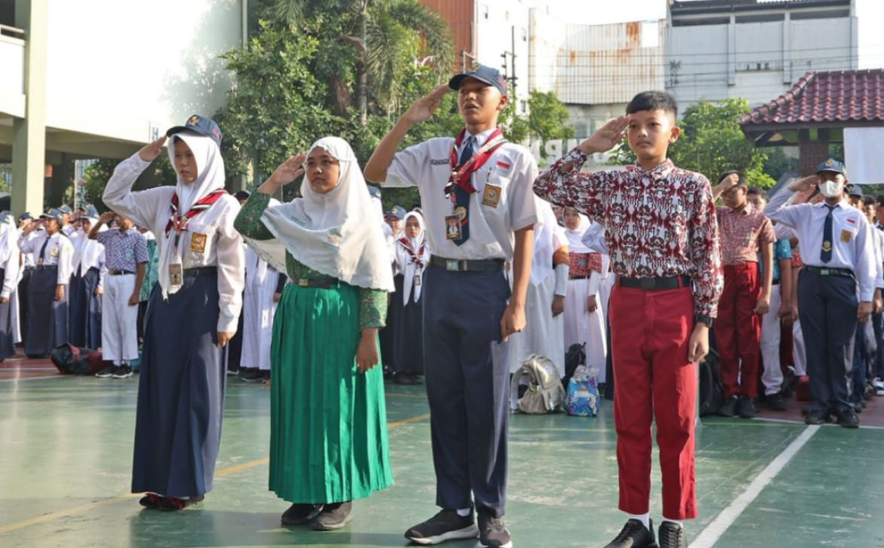 Para siswa peserta MPLS mengikuti upacara bendera sebagai bagian dari kegiatan Masa Pengenalan Lingkungan Sekolah tahun ajaran 2025/2026.