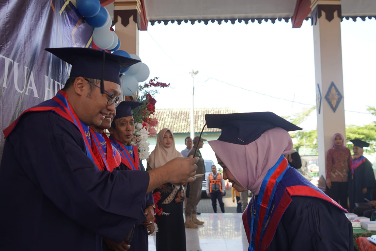 Wakil Bupati Mojokerto, Muhammad Rizal Octavian saat mewisuda 99 peserta Sekolah Orang Tua Hebat (SOTH). SP/Dwy AS