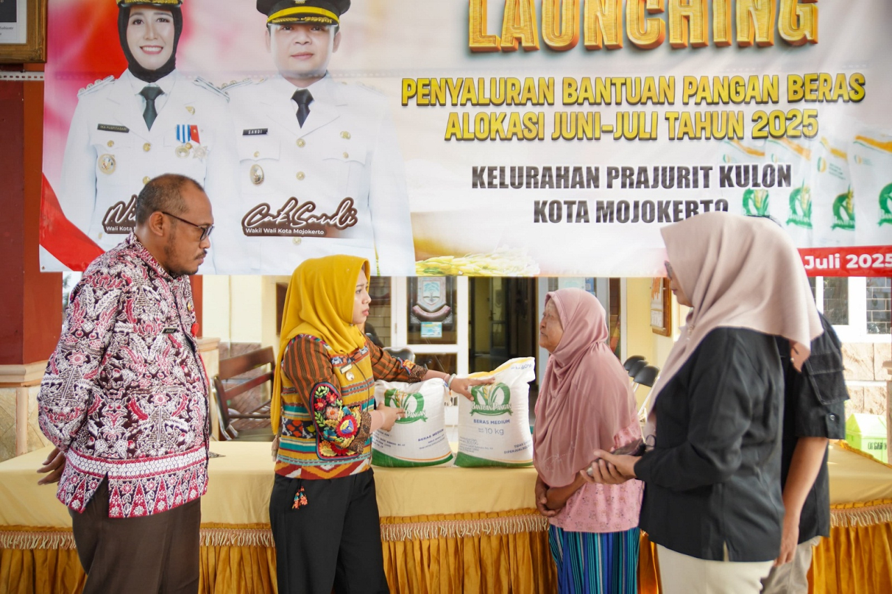Wali Kota Mojokerto Ika Puspitasari saat meninjau penyaluran bantuan beras di Kantor Kelurahan Prajuritkulon.