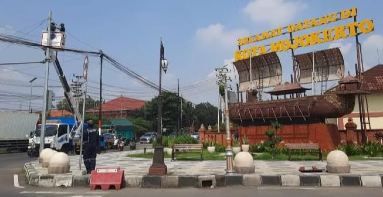 Dishub memasang dim light atau lampu sorot pada simpang empat Sekarputih, Kecamatan Magersari. SP/Dwy AS