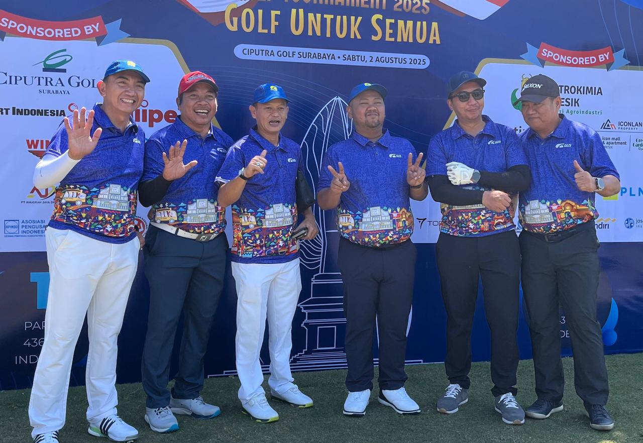 Bupati Gresik Fandi Akhmad Yani berfoto bersama usai mengukuhkan pengurus Pengcab PGI Gresik yang diketuai Muh Khairul Rizal. SP/M Aidid