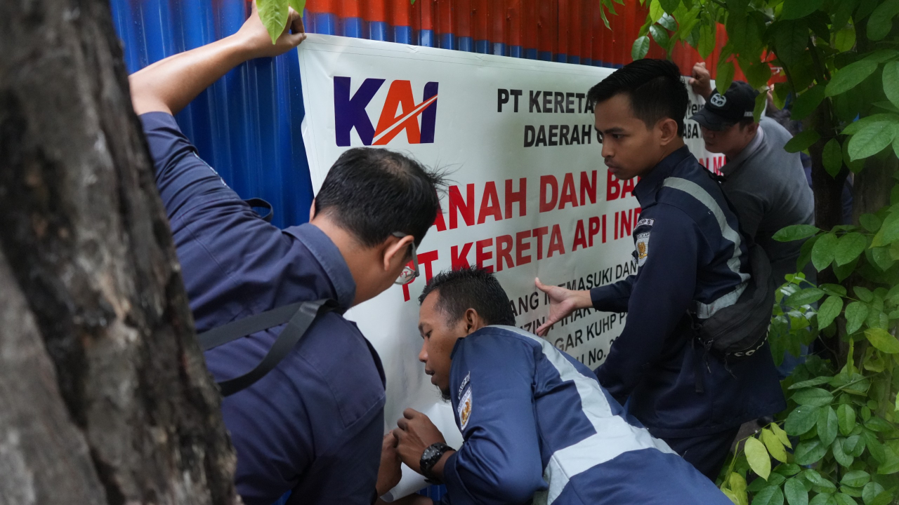 Petugas dari PT KAI Daop 8 Surabaya melakukan penyegelan pada aset sah milik KAI. SP/ Achmad Adi 