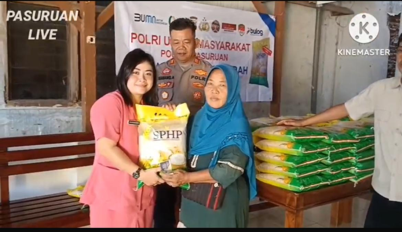 Polsek Winongan menyalurkan 1 ton beras dalam program Gerakan Pangan Murah yang digelar di halaman Mapolsek Winongan, pada Senin (11/08/2025). SP/ AZIZ