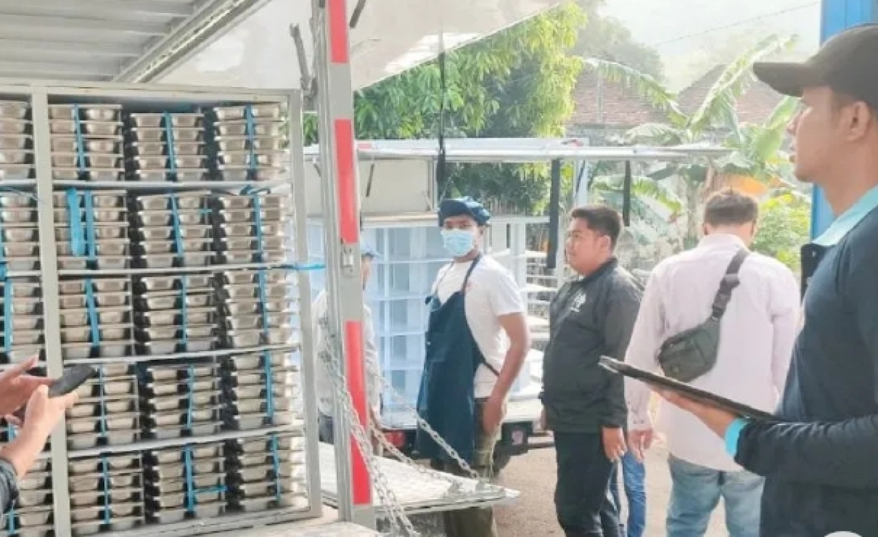 Petugas SPPG Kecamatan Situbondo, Kabupaten Situbondo, jawa Timur, mempersiapkan MBG untuk didistribusikan. SP/ STB