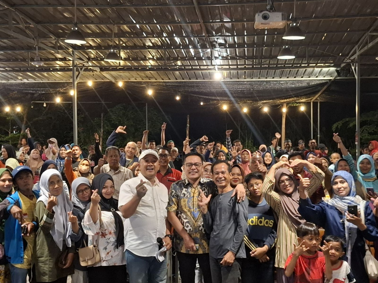 Penyaluran Program Indonesia Pintar (PIP) di warung kopi (warkop), yang menjadi ruang kebersamaan warga. SP/ Al Qomaruddin