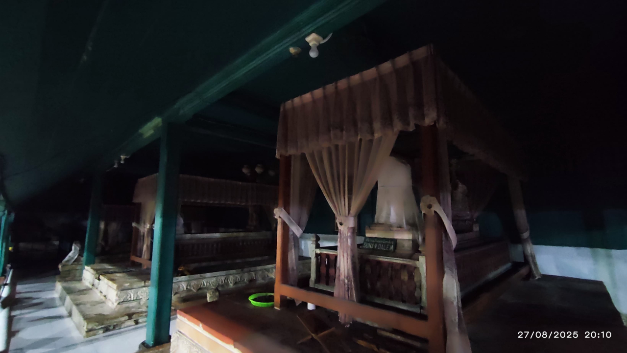 PLN Unit Pelaksana Pelayanan Pelanggan (UP3) Gresik mencabut meteran listrik di kawasan Sunan Dalem. SP/ MAIDID