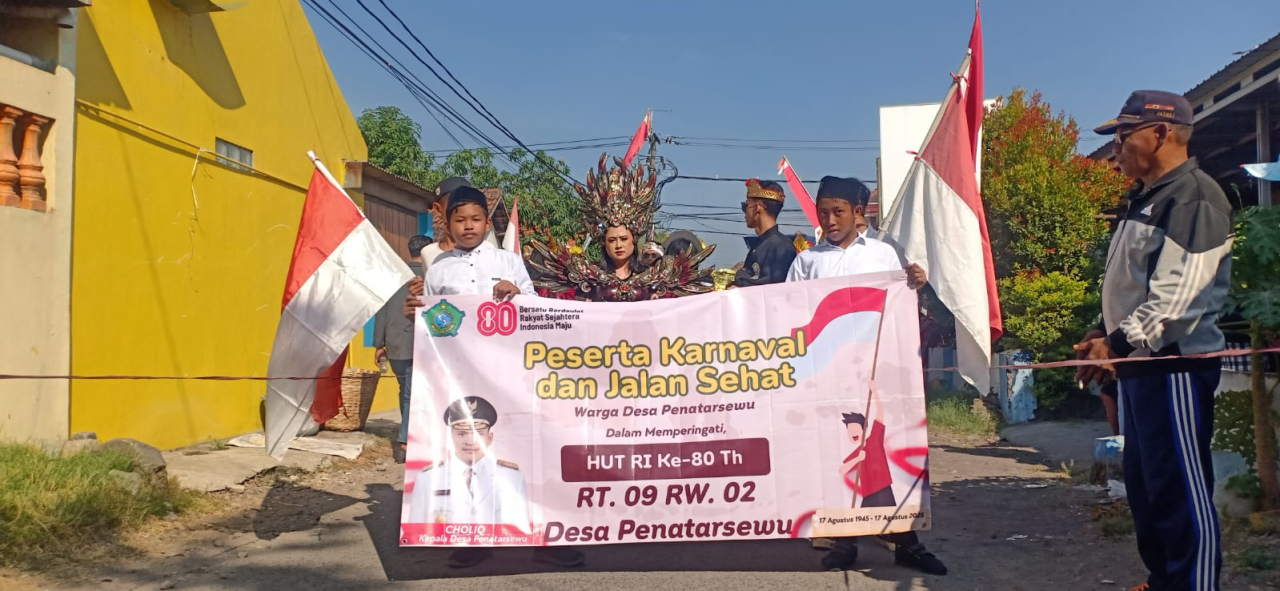 Warga Desa Penatarsewu, Kecamatan Tanggulangin, Kabupaten Sidoarjo, memadati sepanjang jalan desa untuk memeriahkan jalan sehat. SP/ HIKMAH