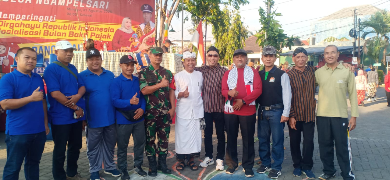 Warga Desa Ngampelsari, Sidoarjo menggelar jalan sehat dalam rangkat perayaan HUT RI ke-80. SP/ HIKMAH