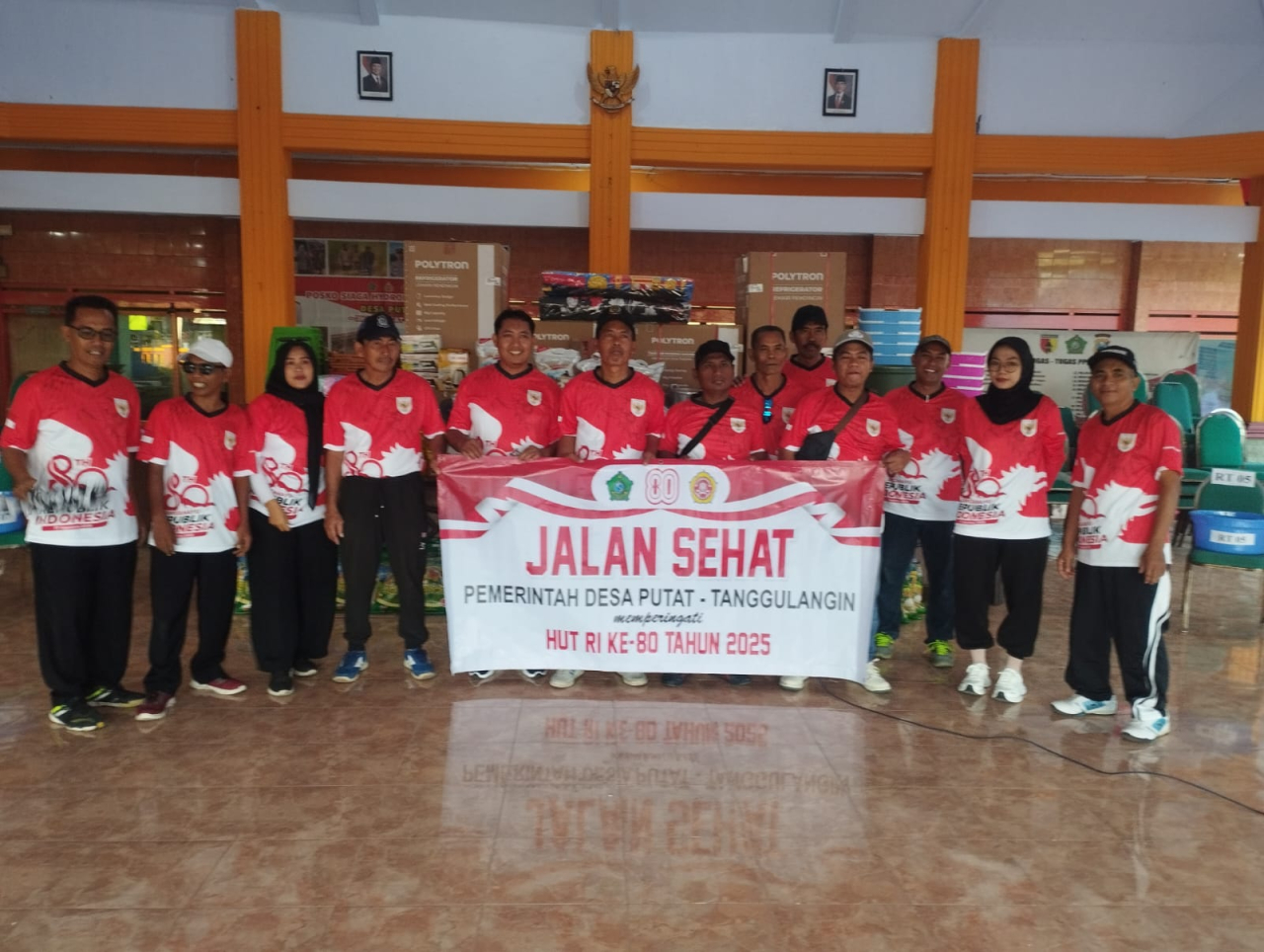 Ribuan warga Desa Putat memadati kegiatan jalan sehat dalam rangka memperingati HUT ke-80 Kemerdekaan Republik Indonesia, Minggu (31/8). SP/ HANDOKO