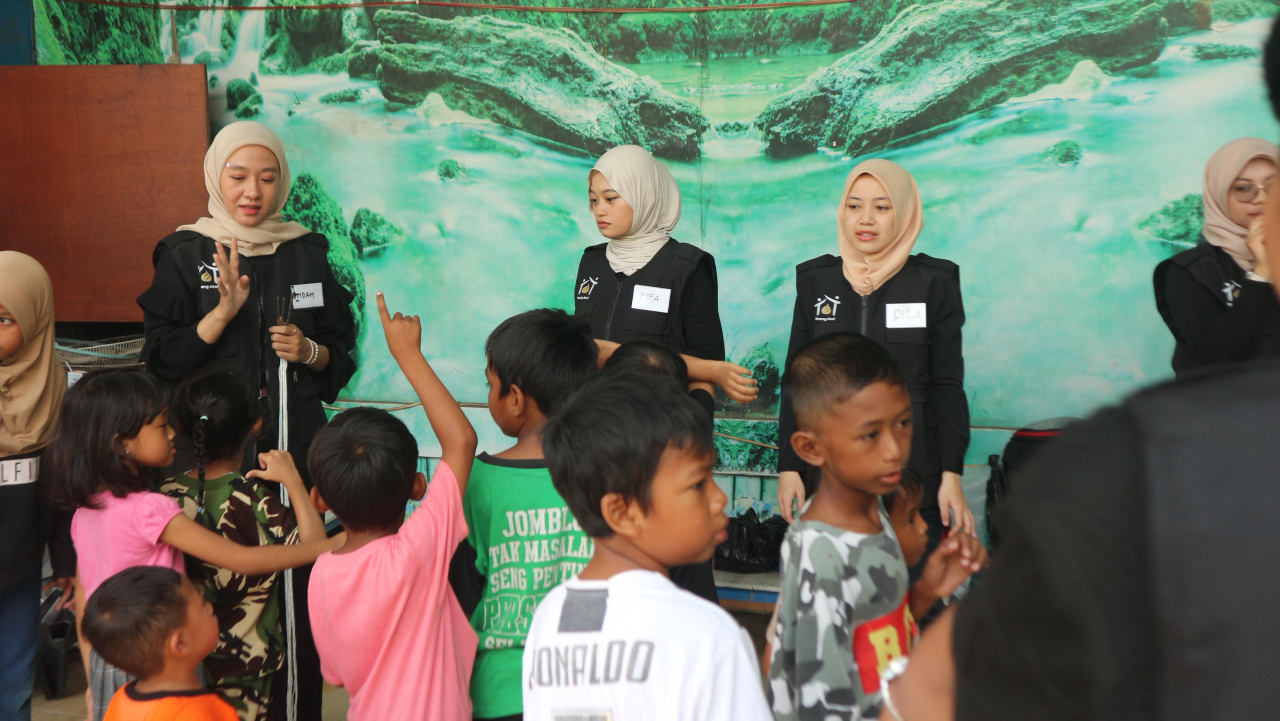 Yayasan Ruang Aksi Milenial kembali menyelenggarakan Aksi Kebaikan Bersama (AKB) yang ke-9, kali ini bertempat di Wisata Sontoh Laut, Surabaya minggu (31/8'2025). SP/ HIKMAH