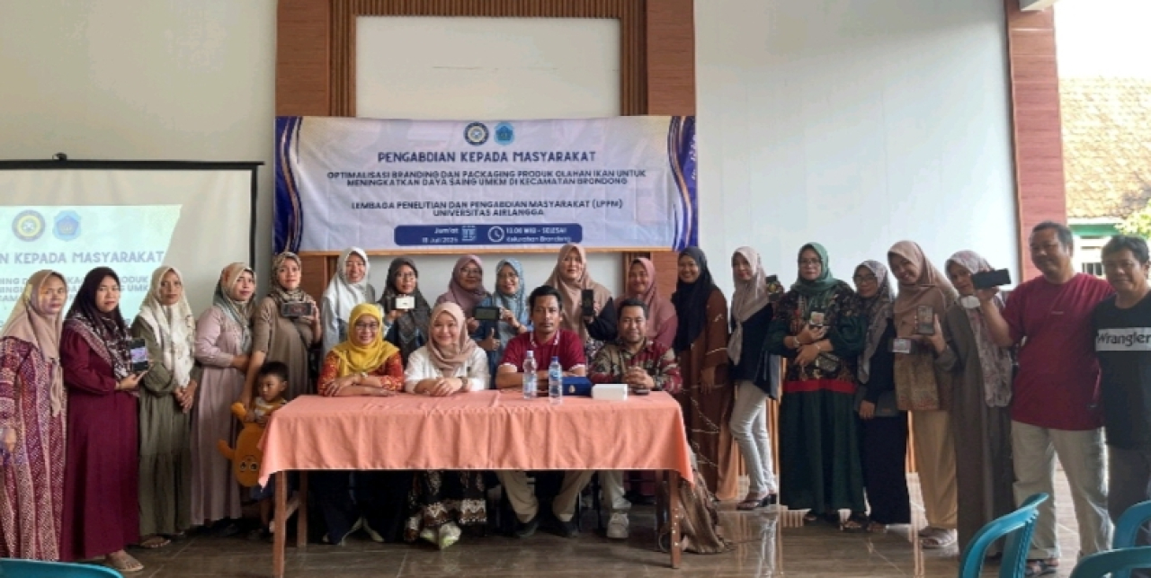 Pengabdian kepada Masyarakat bertajuk “Optimalisasi Branding dan Packaging Produk Olahan Ikan untuk Meningkatkan Daya Saing UMKM di Kecamatan Brondong.” Kegiatan ini berlangsung pada Jumat, 18 Juli 2025.