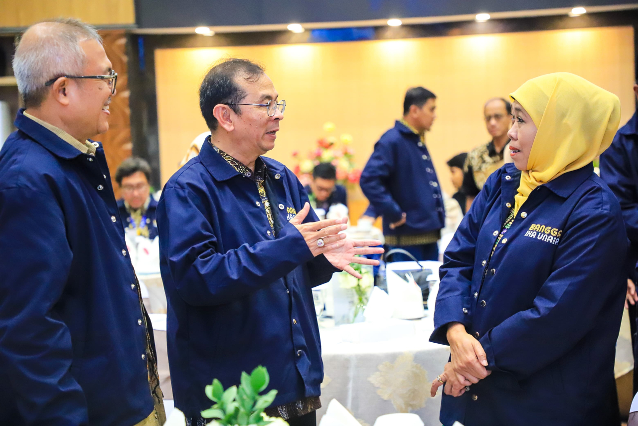 Gubernur Jatim Khofifah Indar Parawansa saat Gala Dinner dan Penutupan Munas XI 2025 IKA UNAIR, di Gedung Rektorat UNAIR, Sabtu (2/8/2025). Foto/Humas Pemprov
