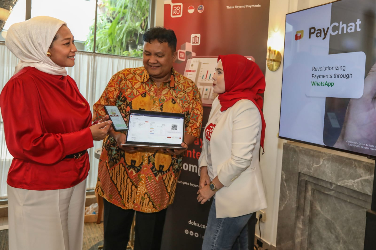 Co-Founder dan Chief of Marketing Officer DOKU, Himelda Renuat bersama dengan Chief of Product Experience DOKU, Rama Prahara dan Vice President of Biller as a Service DOKU, Rachma Kandini sedang berbincang di acara peluncuran DOKU PayChat. Foto/ist