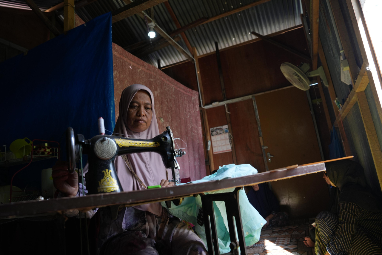 Zahara, seorang penjahit asal Gampong Pande, Banda Aceh, kini bisa menjahit dan mengembangkan usahanya setelah mendapatkan sambungan listrik mandiri melalui program LUTD PLN. Foto/Humas PLN