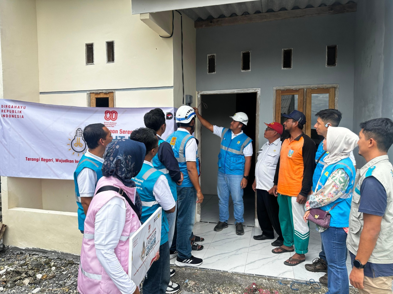 Prosesi simbolis penyalaan listrik pada peralatan KWh Meter milik penerima manfaat bantuan Program Light Up The Dream di Gresik. Foto/Humas PLN