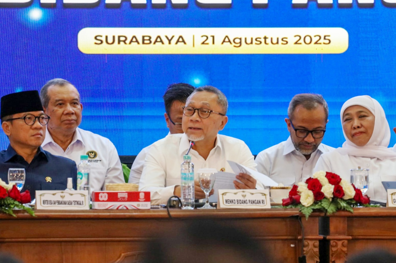Zulkifli Hasan saat rapat koordinasi bersama Gubernur Jatim Khofifah Indar Parawansa dan jajaran pemerintah daerah di Kantor Gubernur, Surabaya, Kamis (21/8/2025). Sp/Arlana