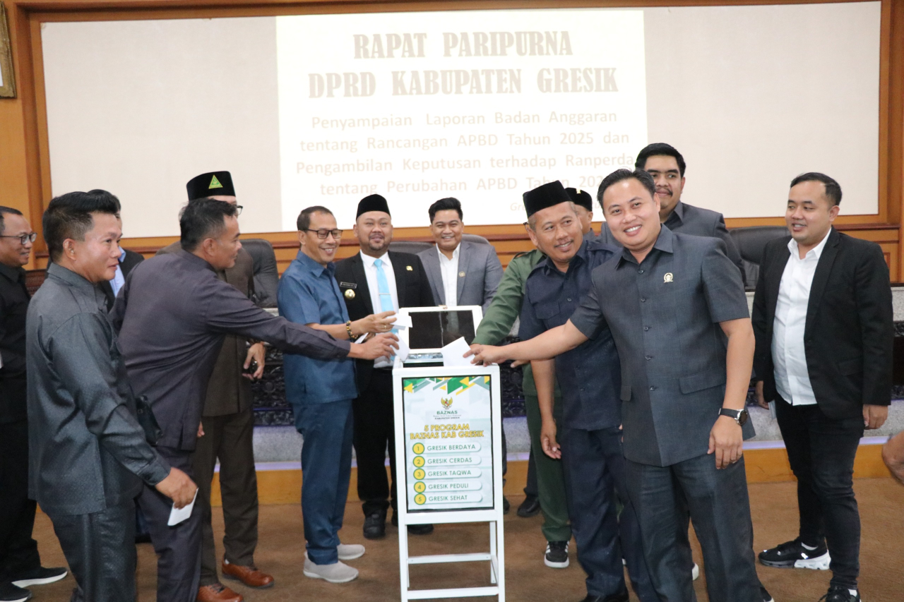 Anggota DPRD Gresik ramai-ramai memasukkan amplop ke kotak Baznas usai penandatanganan Nota Kesepakatan Percepatan Pengumpulan dan Pendayagunaan ZIS.