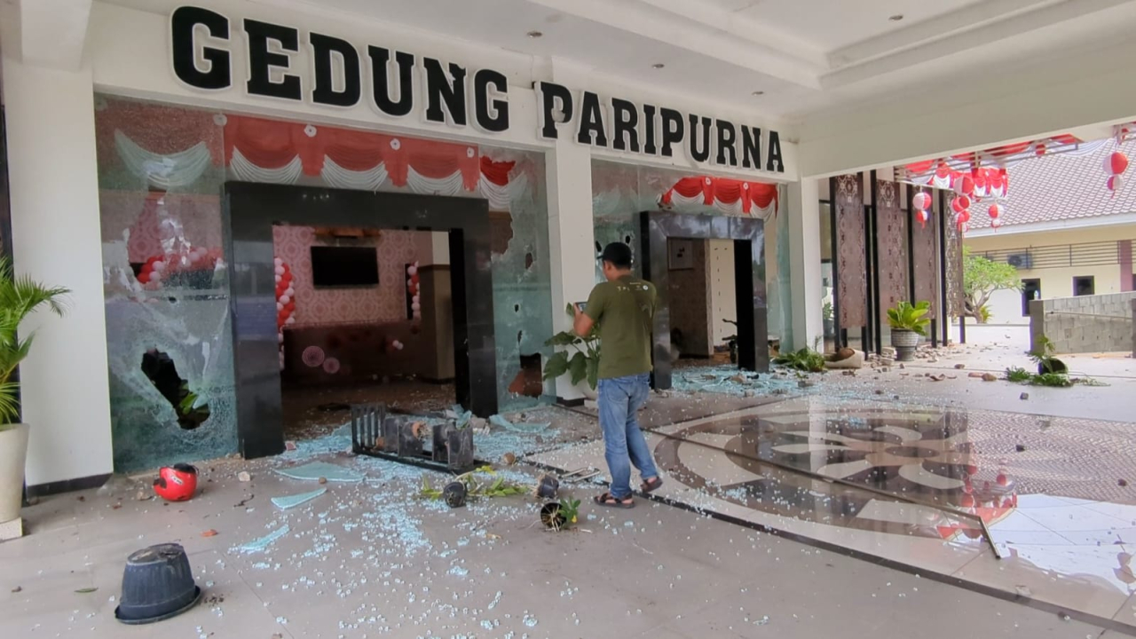 Aksi demonstrasi ribuan massa di depan Gedung DPRD Kota Madiun berujung ricuh, Sabtu (30/8/2025).