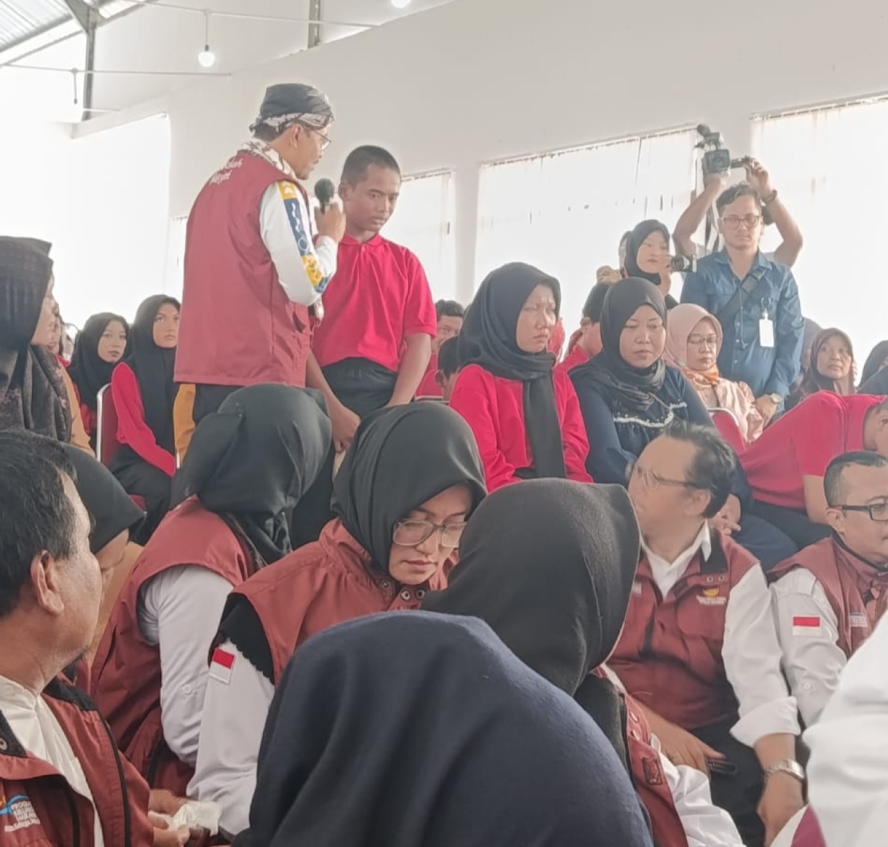 Menteri Sosial RI, Saifullah Yusuf saat berbincang dengan Muhammad Aldi salah satu siswa Sekolah Rakyat dalam kunjungannya di Sekolah Rakyat Di Brondong Lamongan.  FOTO:SP/MUHAJIRIN