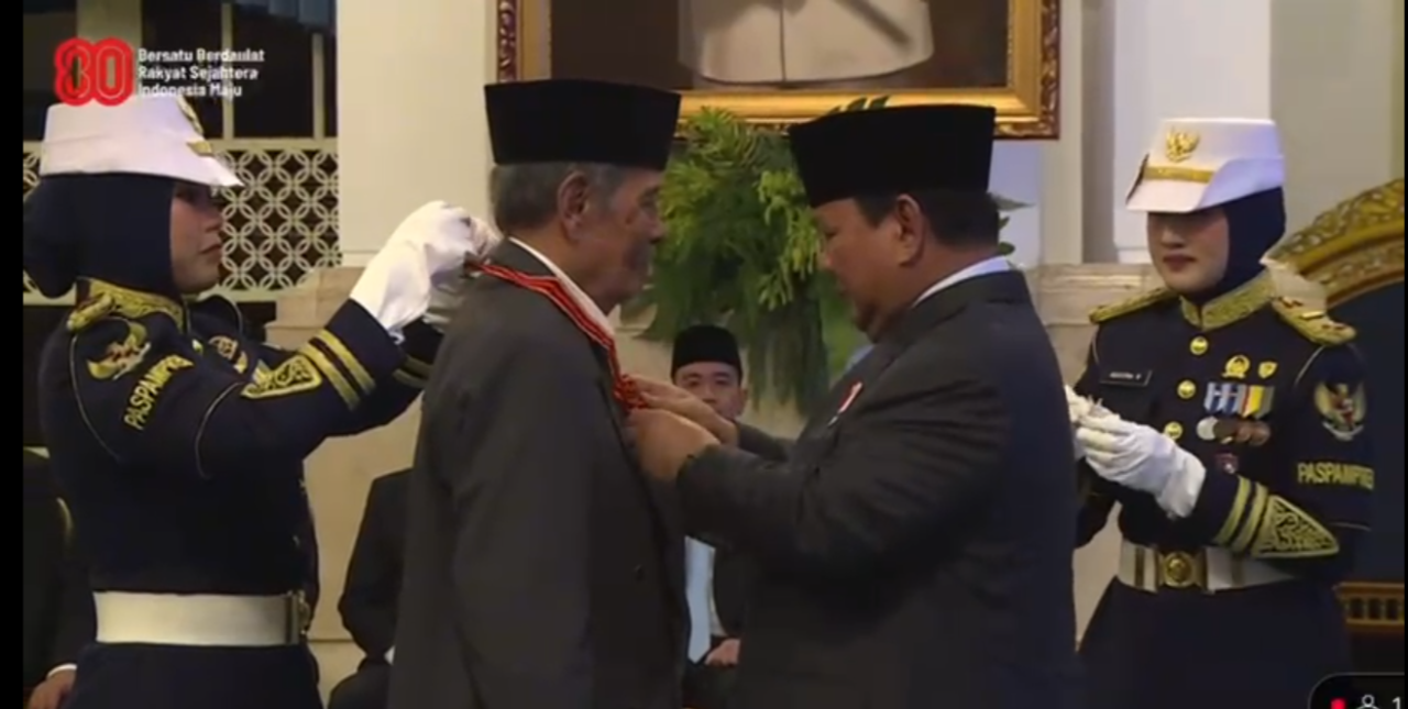 Presiden Prabowo Subianto saat memberikan penghargaan Bintang Mahaputra Utama kepada KH. Abdul Ghofur Pengasuh Pondok Pesantren Sunan Drajat (PPSD)  FOTO:SP/IST